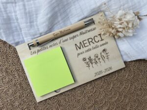 Support bloc notes avec stylo gravé - Maîtresse