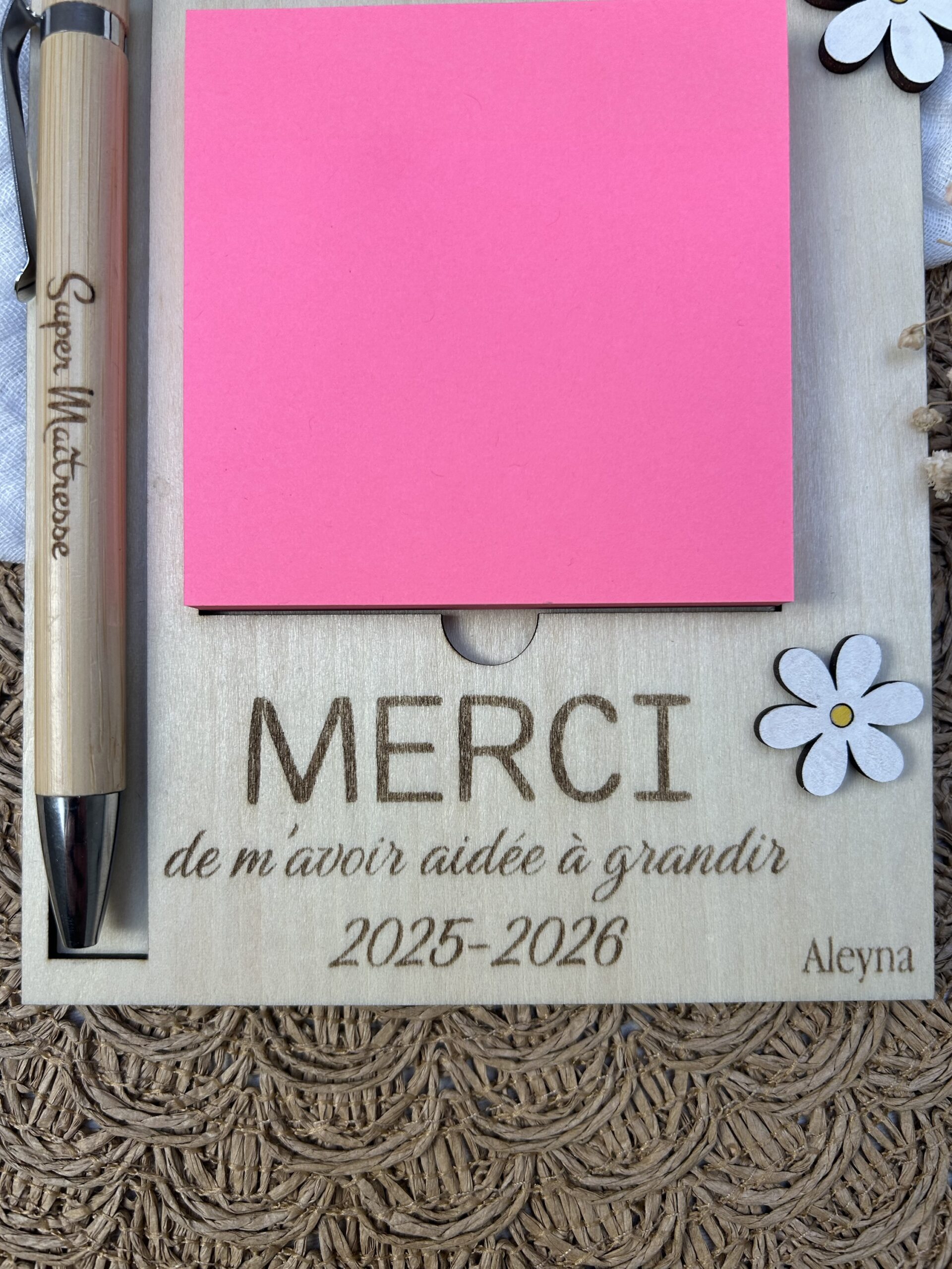 Support bloc note et stylo gravé - Fleurs – Image 2