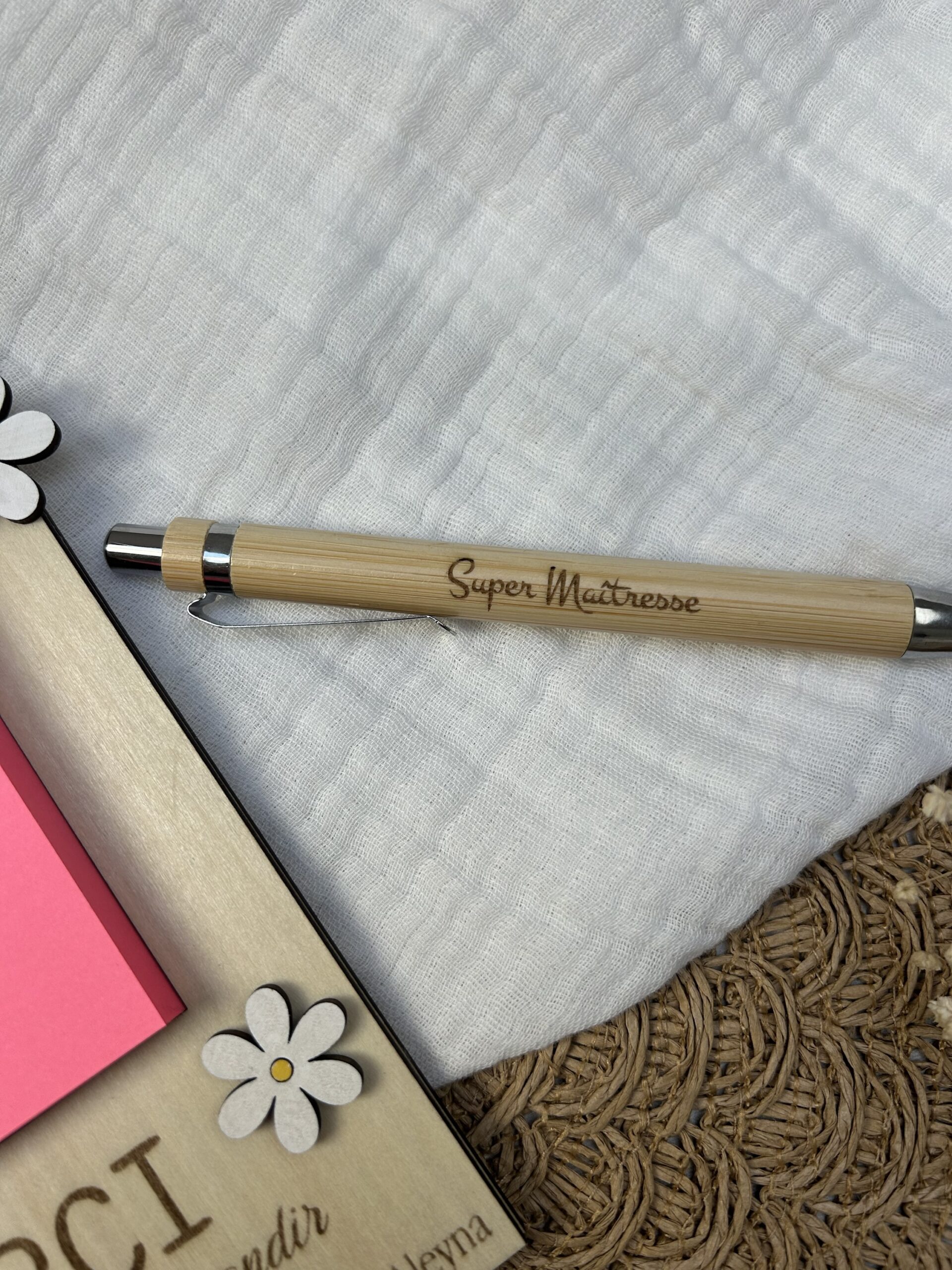 Support bloc note et stylo gravé - Fleurs – Image 3